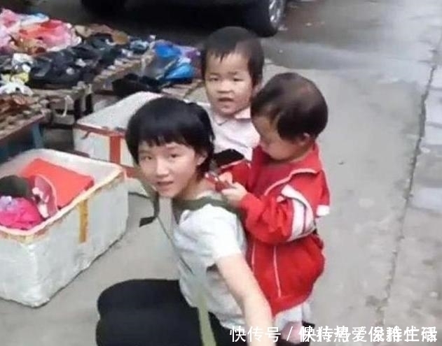 肩膀|“最美姐姐”火了，小肩膀背起双胞胎妹妹，网友：长姐如母呀