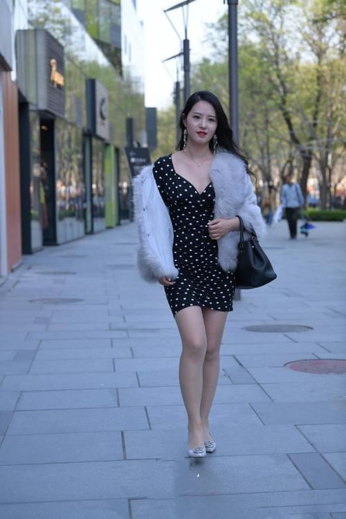 毛皮|美女穿搭：毛皮外套搭配波点裙， 高贵时髦又显白