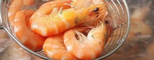 白水煮虾，放食盐还是白醋？大厨：都不对，这样做虾肉鲜嫩无腥味