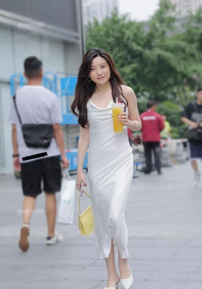 能把“睡衣”质地的衣服穿出时尚感,小姑娘不简单