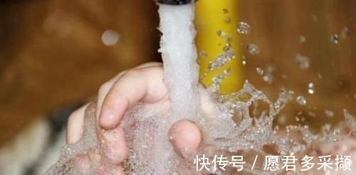 童年时期|4岁男孩掉进180度油锅,奶奶神操作救了孩子,医生:模范操作