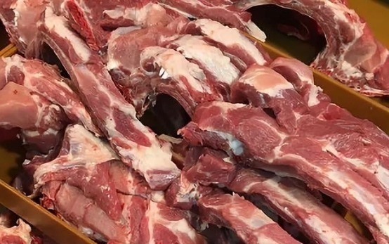 为何排骨焯水后又腥又柴?大厨:用错水,就别怪排骨难吃不入味!