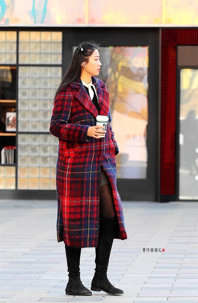 美女|街拍组图:冬装美女,露出少许黑丝,已足够时尚前卫
