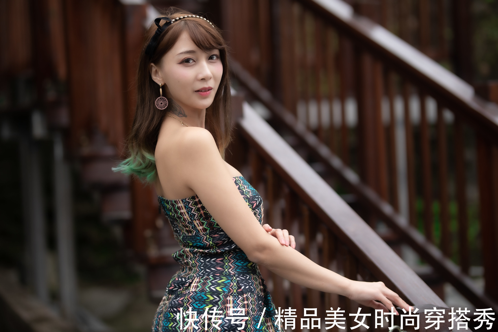 连衣裙|时尚又具有复古美的抹胸连衣裙,搭配一双细跟高跟鞋,吸睛时尚