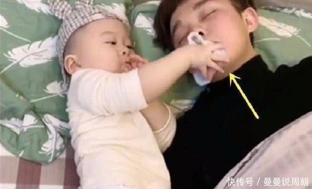 睡眠质量|孩子睡觉被呼噜声吵醒，转身抬腿给宝爸“上了一课”，妈妈笑翻了