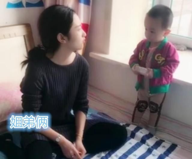 二胎家庭的姐姐喜欢“打弟弟”，原因可气又可笑，希望弟弟快长大