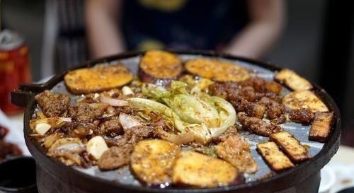 换纸|吃烤肉时,服务员问你“要不要换纸”,其实是种暗示,不懂很尴尬