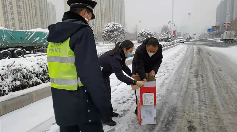 京港澳|大雪封路，安阳公安为滞留司乘人员送暖心食品