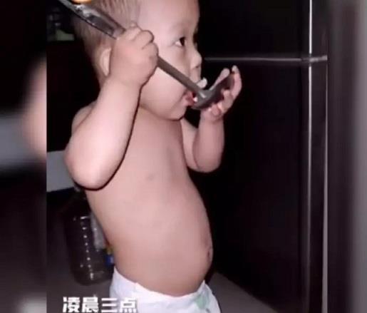 宝宝|宝宝半夜饿醒独立寻食,网友看后纷纷点赞