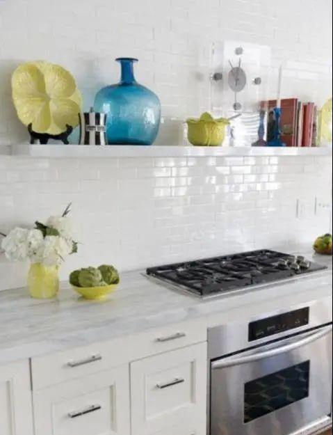 装修|厨房装修可别忽略了!灶台与吊柜中间贴层瓷砖做后挡板,太实用