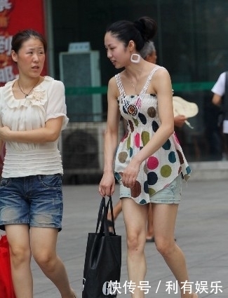 街拍:美女吊带印花色上衣搭配牛仔短裙,时髦又得体