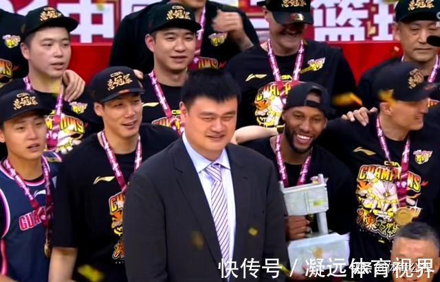 总冠军|姚明颁奖典礼喜笑颜开,杨鸣微博被爆破,郭艾伦也没有“输”