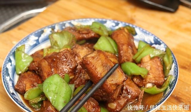 红烧|做红烧排骨时,直接焯水就错了,很多人不注意,排骨腥味重口感差