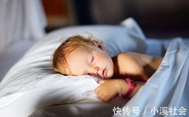 丽丽|孩子睡觉“爱踢被子”是怕热,大错特错,孩子有多难受你不清楚!