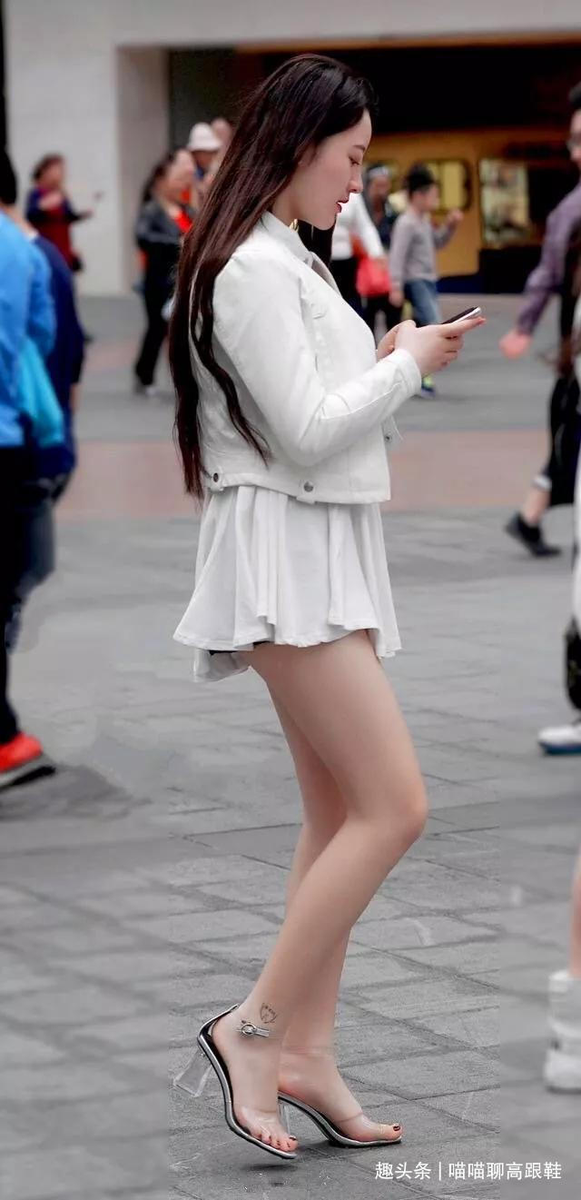 美女脚上踩着一双尖头的白色高跟鞋,清新又浪漫,有一种贵族气息