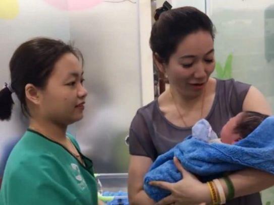 小王|“最时尚婆婆”抱外孙走红,颜值过高成焦点,网友:冻龄女神