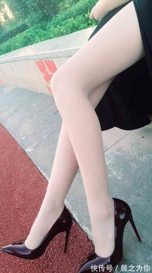 丝袜 唯美迷人的尖头细跟高跟鞋配上丝袜,穿出时髦女人味