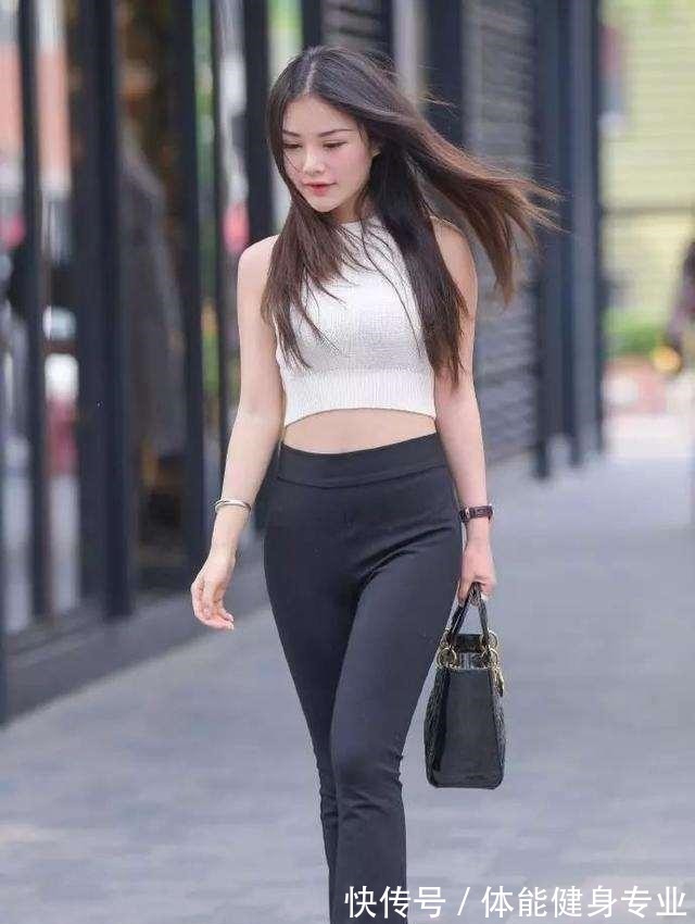 露脐上衣 白色露脐上衣搭配黑色休闲打底裤,简约不简单,凸显优雅气质!