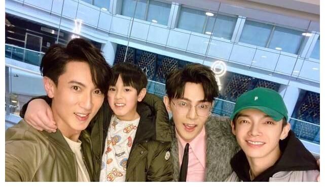 《爸爸5》重聚！吳尊一家四口回國，小泡芙變化大，嗯哼遺憾缺席