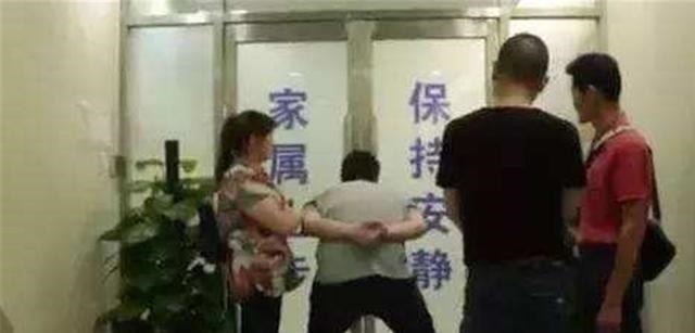 晓玉|28岁孕妇生产14人陪同,产房门外差点干架,了解情况后护士懵了