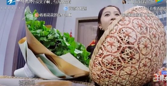 《王牌》有多善良？为关晓彤准备一捧香菜花，看清王宝强的后傻眼