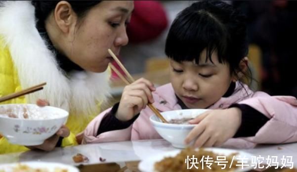 羊驼|母子饭桌上这一幕，让我明白了，为啥有些男孩注定就招人喜欢