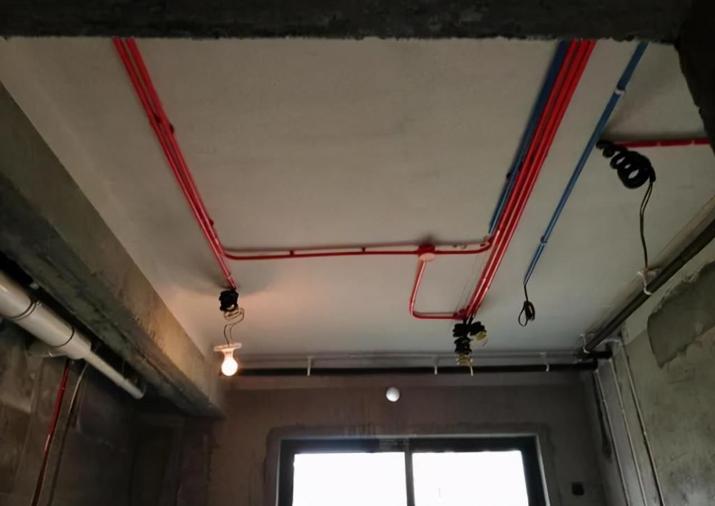 老师傅|家装装修，水电走顶还是走地？我家后悔装错了，差点给骗光钱了