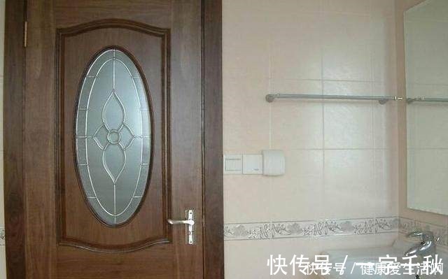 平开门|卫生间万万别装平开门，现在流行装这种门代替，懊悔没早知道！