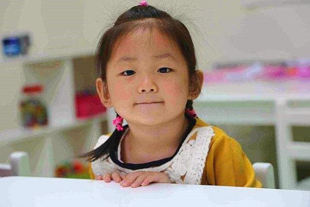 妞妞|爸爸拔完火罐回到家,下一秒女儿的这一举动,网友直呼:太有才