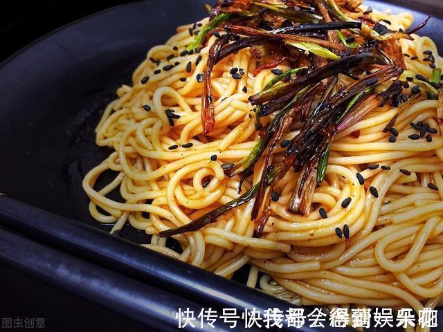 制作葱油拌面,葱油至关重要,牢记3个技巧,拌面劲道爽滑又干香