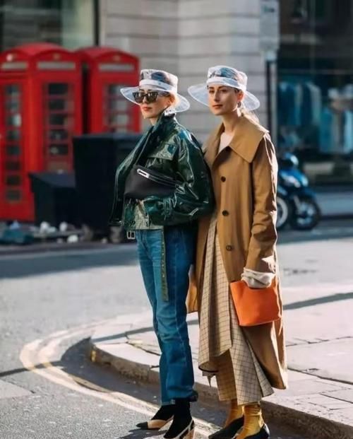 露脚踝已经失宠了，今冬“露袜”是真流行！瞧潮人搭配，美到发光