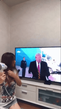 |搞笑GIF:看着都觉得好痛 赶紧喝口饮料压压惊