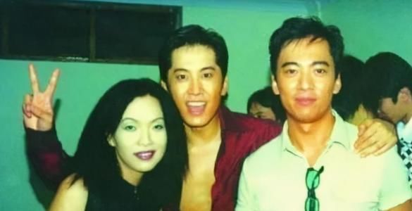 抚养|父母被害家破人亡，事业上升期退出歌坛抚养幼妹，如今华丽回归