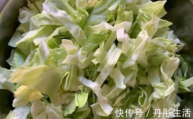 包菜炒粉丝|包菜炒粉丝时，牢记两点诀窍，包菜清脆爽口更好吃