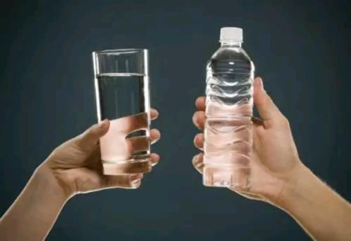 晚上睡覺前喝杯水到底好不好？為什么？你真的知道嗎？不要再錯(cuò)了