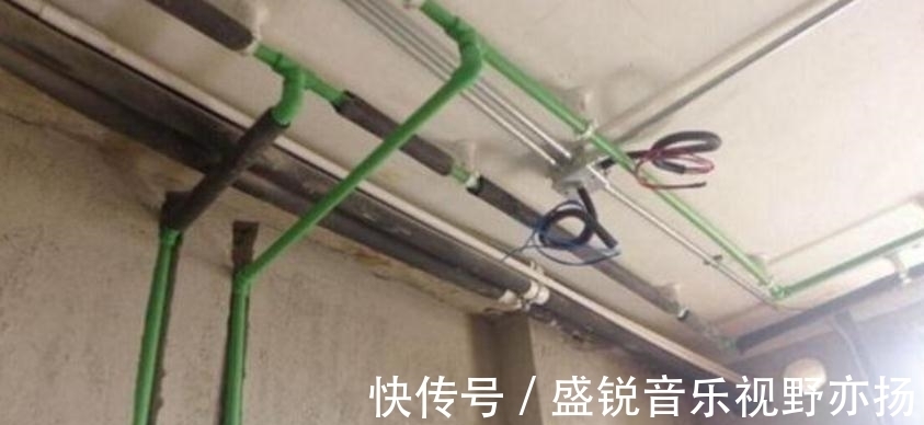 业主|业主说现在水电都是走顶的，不走地了，而师傅的反问很现实