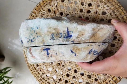 蓝绿|580买下的老坑料子,一刀切出糯冰种飘蓝绿花,起货后大家都眼直了