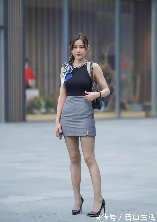 女性 半身裙搭一双黑色高跟鞋,展现了女性的知性优雅