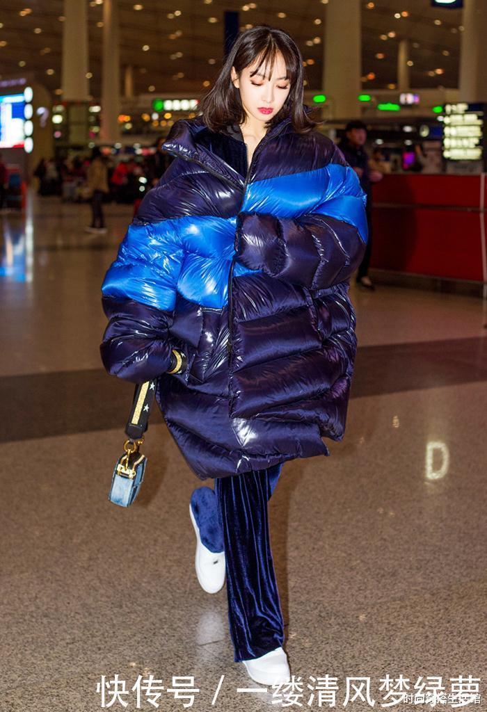 最近火了一种穿法叫羽绒服配裤子，保暖又时髦，明星都上头