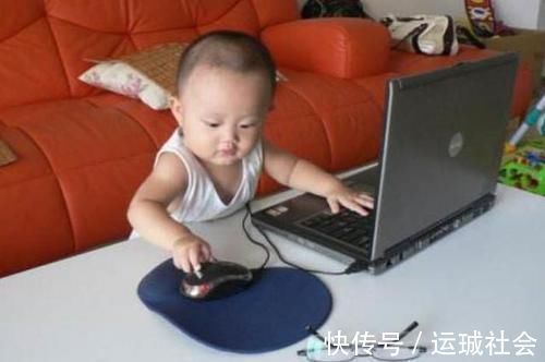 爸爸|太可爱啦, 2岁宝宝帮妈妈提袋子, 哪怕再困也不能放开手里的重任