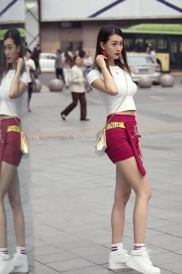 百褶裙|长发披肩的小姐姐,身穿白色短袖配浅蓝色百褶裙,时尚又显大气