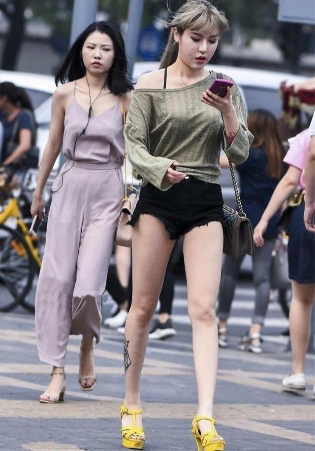 针织衫 时尚穿搭,小姐姐穿深绿色的针织衫,展现出了曲线感