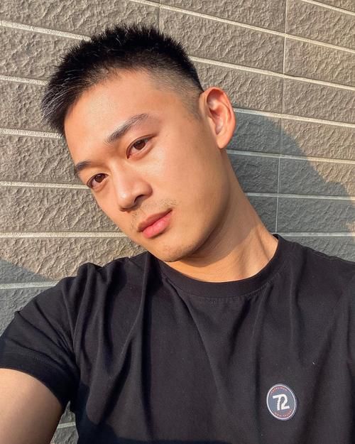 2021男生“不烫不染”的发型，剪完干净利落，尽显潮流帅气