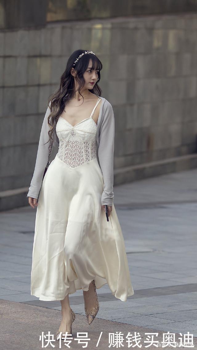 初秋时节穿连衣裙，不要搭配凉鞋了，搭配尖头细跟鞋更有女人味