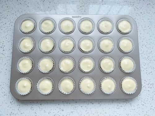 抓住暑假的尾巴，给女儿烤了一盘小小蛋糕，一口一个细腻又柔软