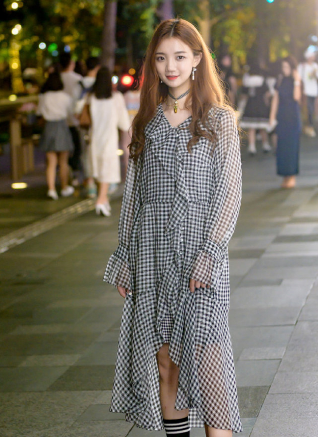 鞋子 普通高跟不够潮,小姐姐又换新“变色高跟”,穿上增高5cm贼美