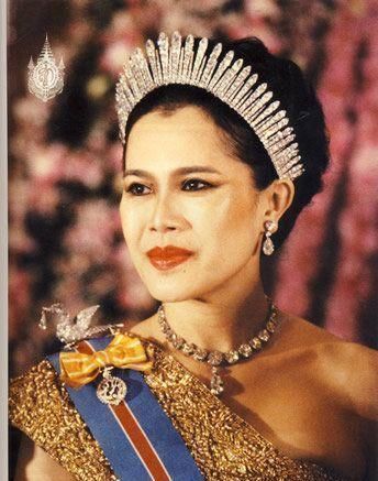 泰国|泰国太后年轻时靠粉宝石撑场面如今瘫痪多年,脸庞怎么变这么黑