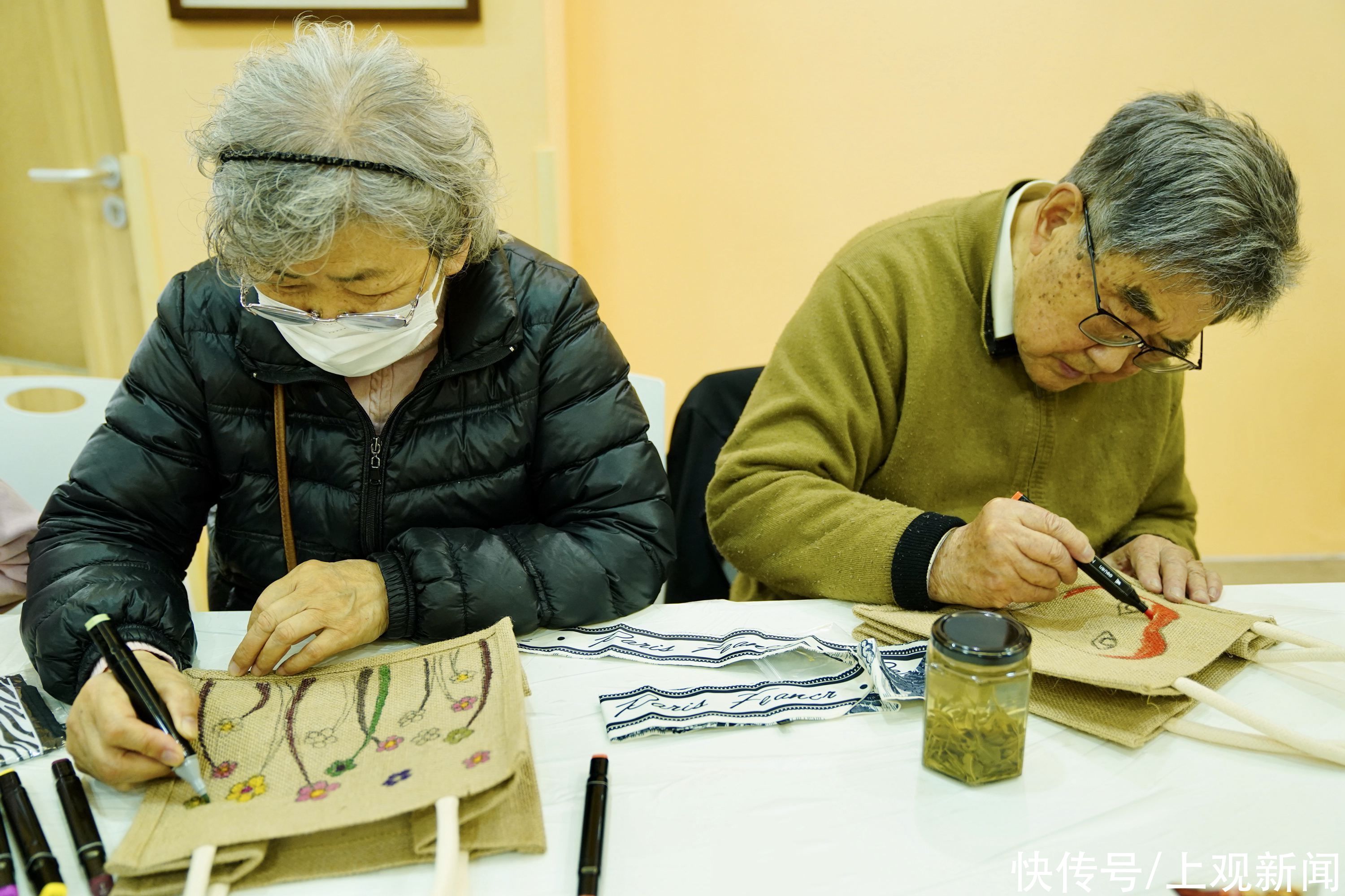 社区居民与白领一起“潮”玩艺术，让跨越数字鸿沟不再难