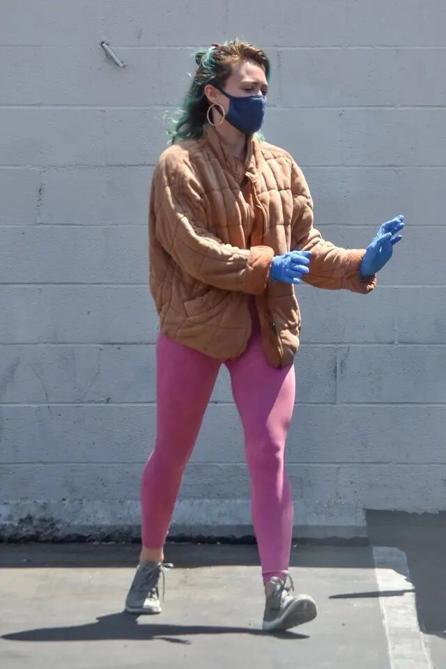 夹克|希拉里·达夫购物,夹克内搭紧身衣,染绿头发很吸睛