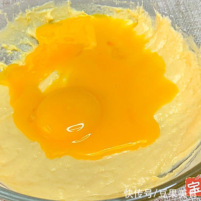 告诉你3个诀窍，在家也能做出梅莓小蛋糕